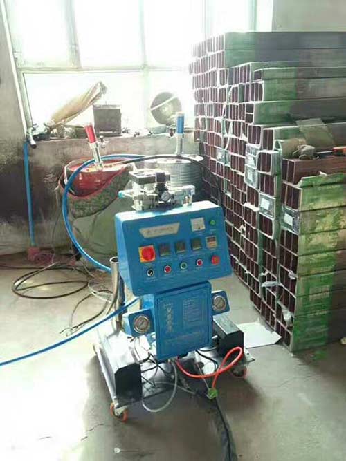 聚氨酯發(fā)泡機器 哪個市場賣(圖2) 高壓小型聚氨酯發(fā)泡機施工案例